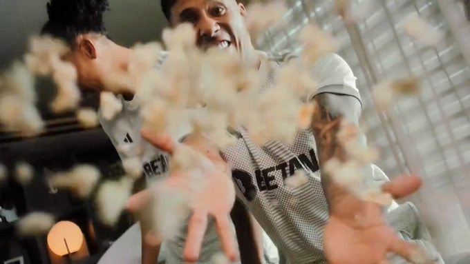 Zaracho, meia do Galo, está na divulgação da nova camisa do time