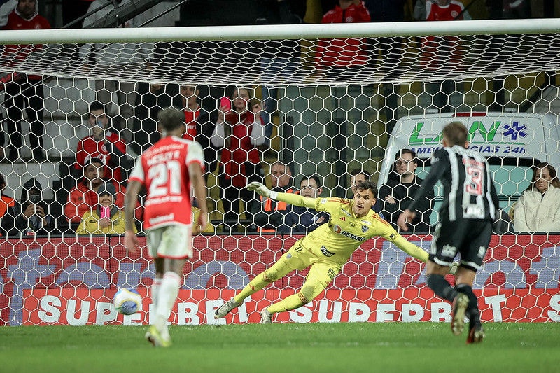 O goleiro Matheus Mendes substituiu o companheiro Everson contra o Internacional e teve grande atuação