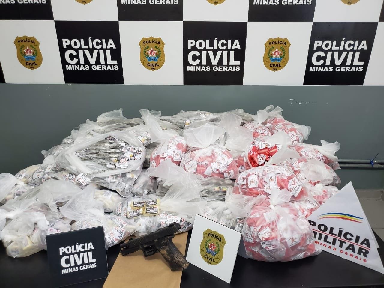 Drogas foram encontradas em sacos de lixo, em uma casa próxima ao local do crime