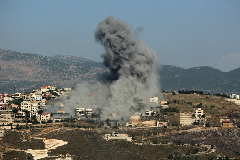 Fumaça sobe de explosão na vila libanesa de Khiam, próximo à fronteira de Israel. (Photo by Rabih DAHER / AFP)