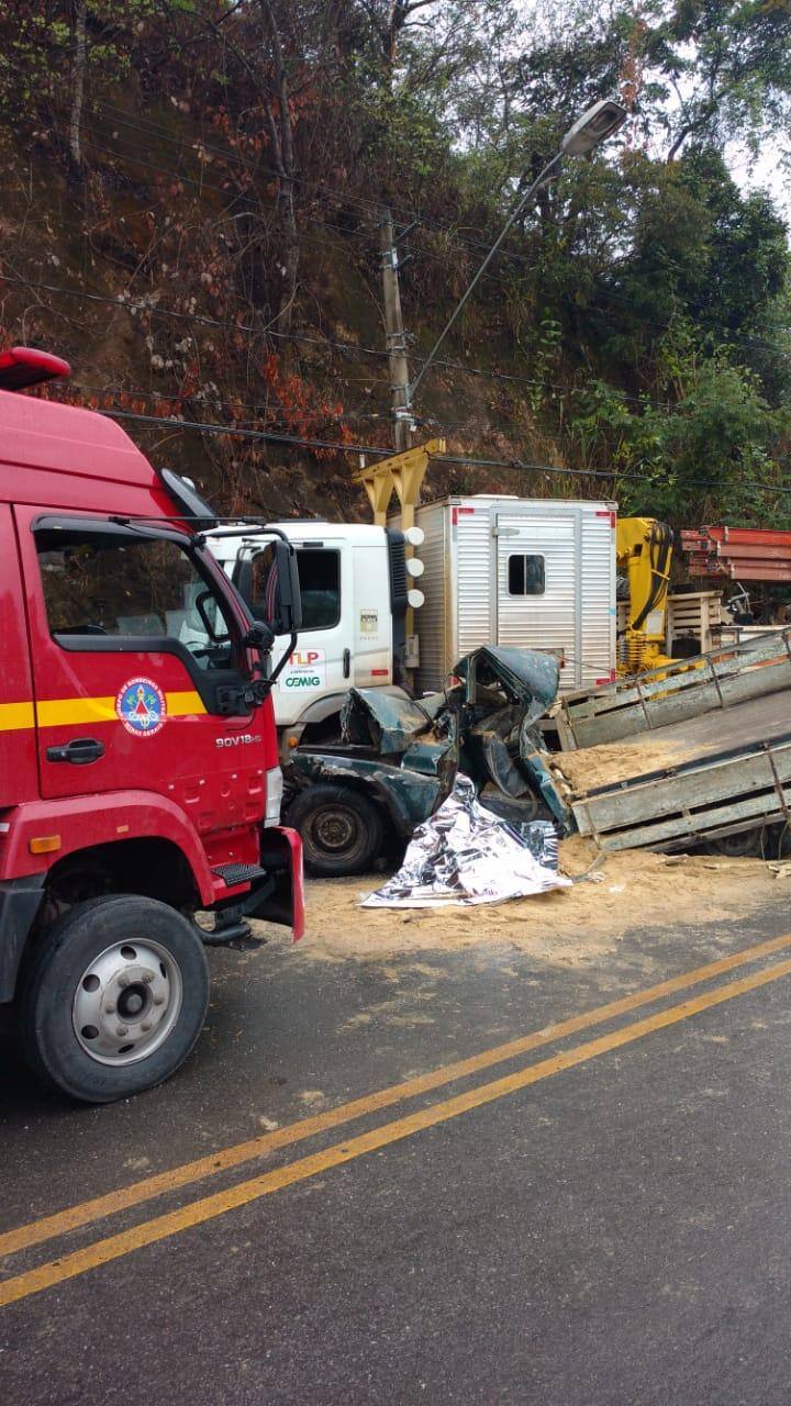 Corpo de Bombeiros foi chamado ao local para retirar a vítima das ferragens