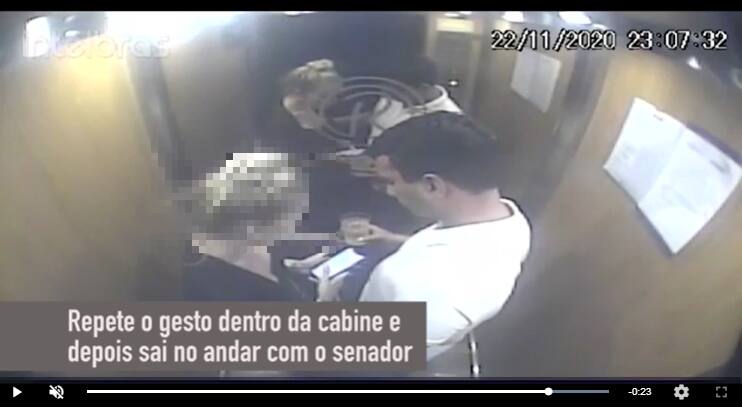 Imagens mostram chegada de senador e modelo em elevador do hotel e ela suposta vítima manuseando o celular