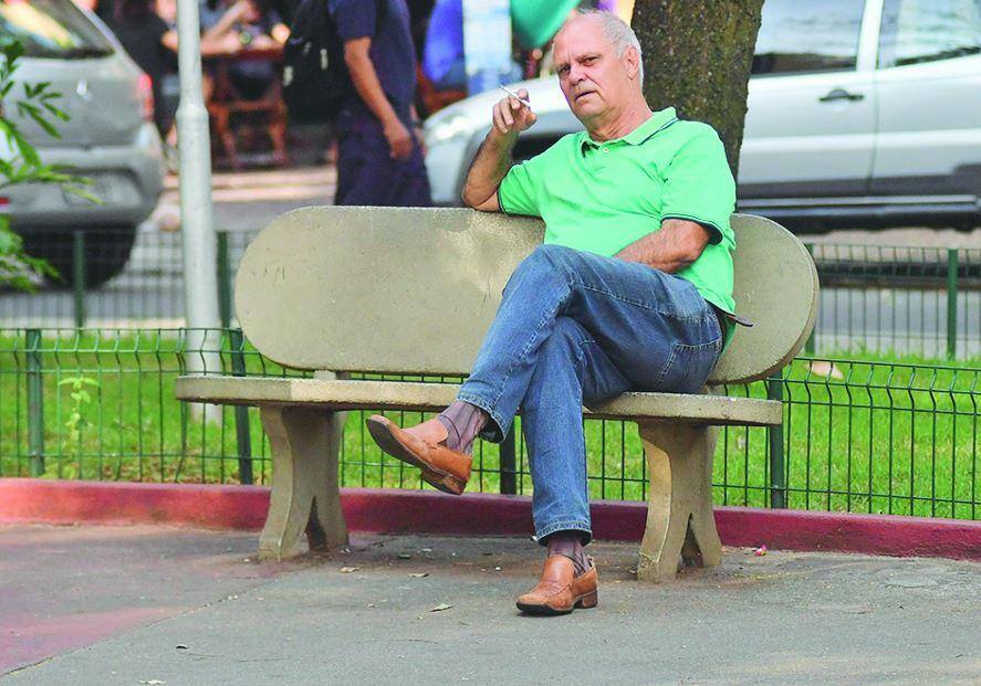 Renato trocou até a marca de cigarros por uma mais barata, e não compra mais roupas