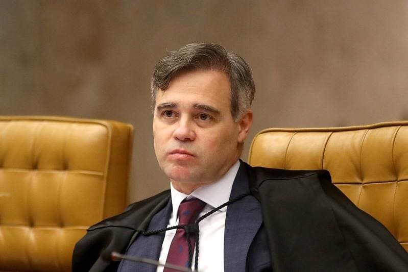 O ministro André Mendonça será o próximo a votar quando o julgamento da descriminalização do porte de maconha for retomado, no ano que vem