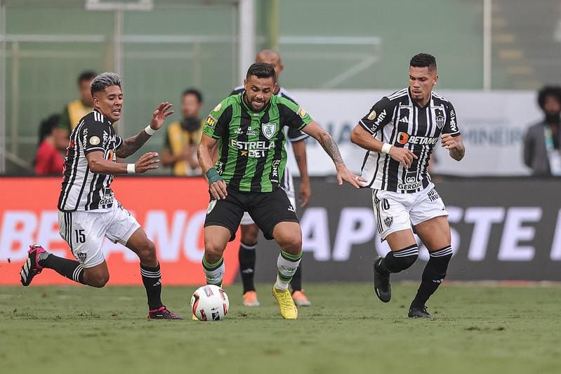 Lance da partida América x Atlético, pelo Campeonato Mineiro de 2023, quando as equipes também decidiram o título