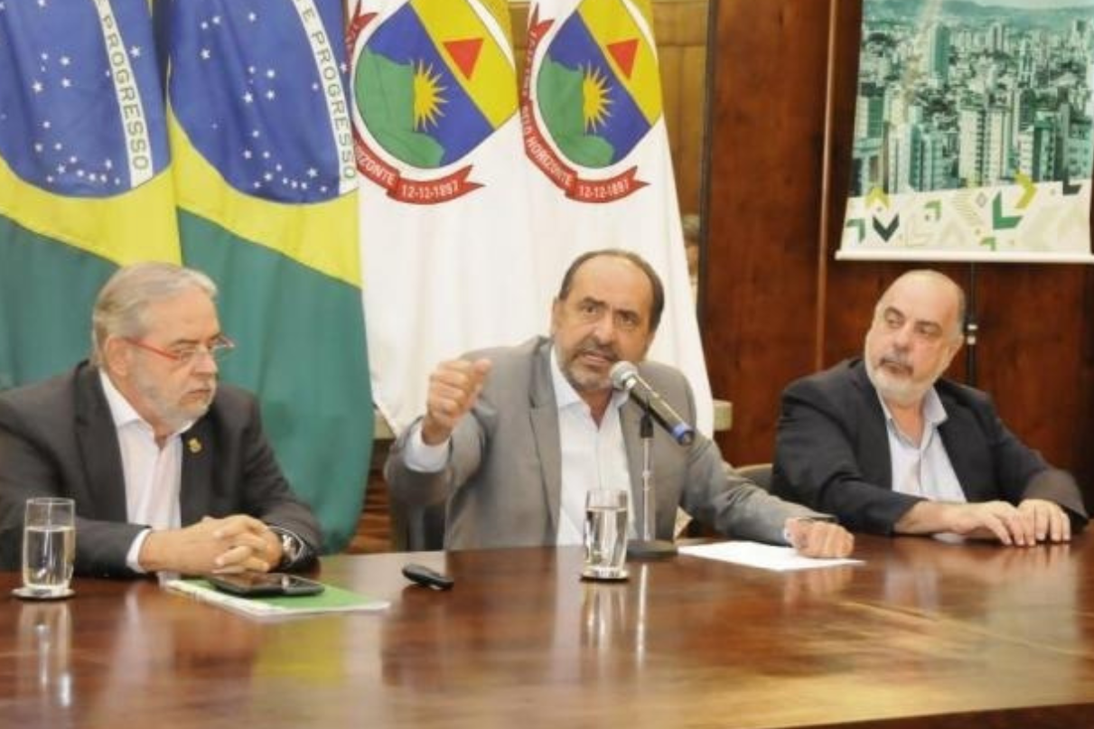 Fuad Noman (PSD), à direita, quando era secretário Municipal de Fazenda do ex-prefeito Alexandre Kalil (sem partido)