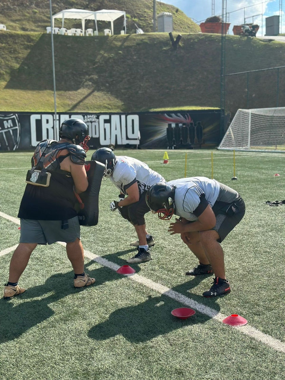 Equipe de futebol americano passou por treinamentos na Cidade do Galo