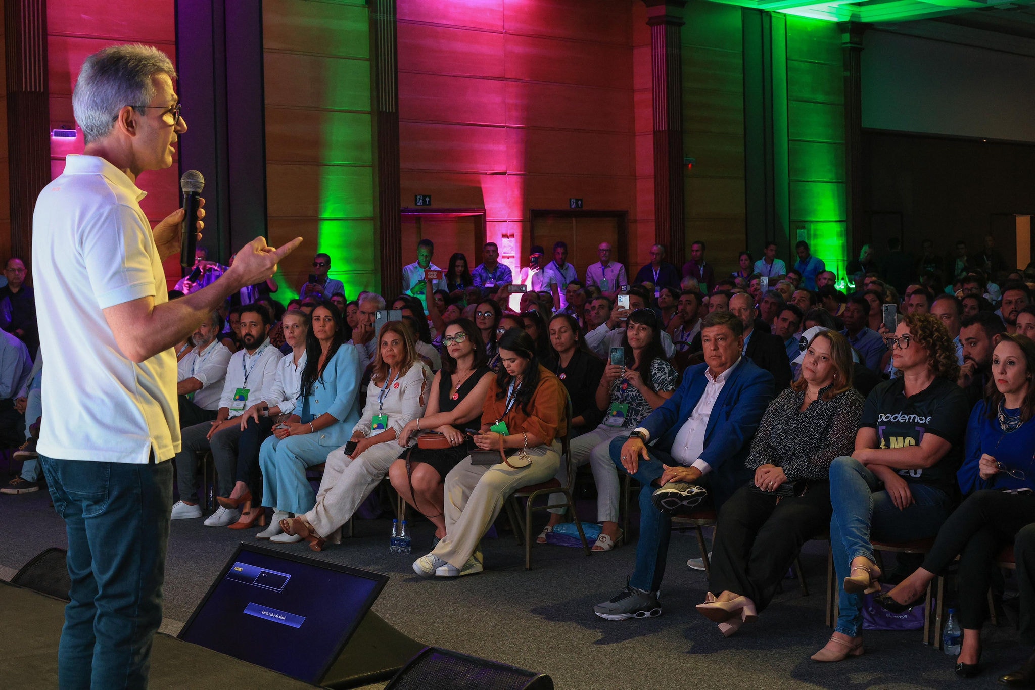 O governador Romeu Zema fala em seminário do Podemos. Na plateia, o pré-candidato do partido à prefeitura de BH, Carlos Viana, e Nely Aquino