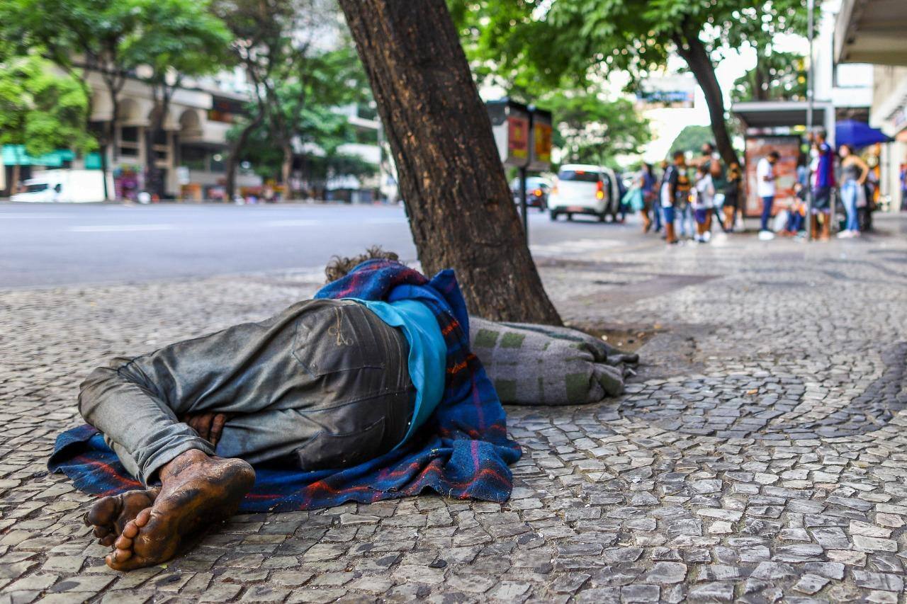 Em situação de rua, homem dorme na avenida Afonso Pena