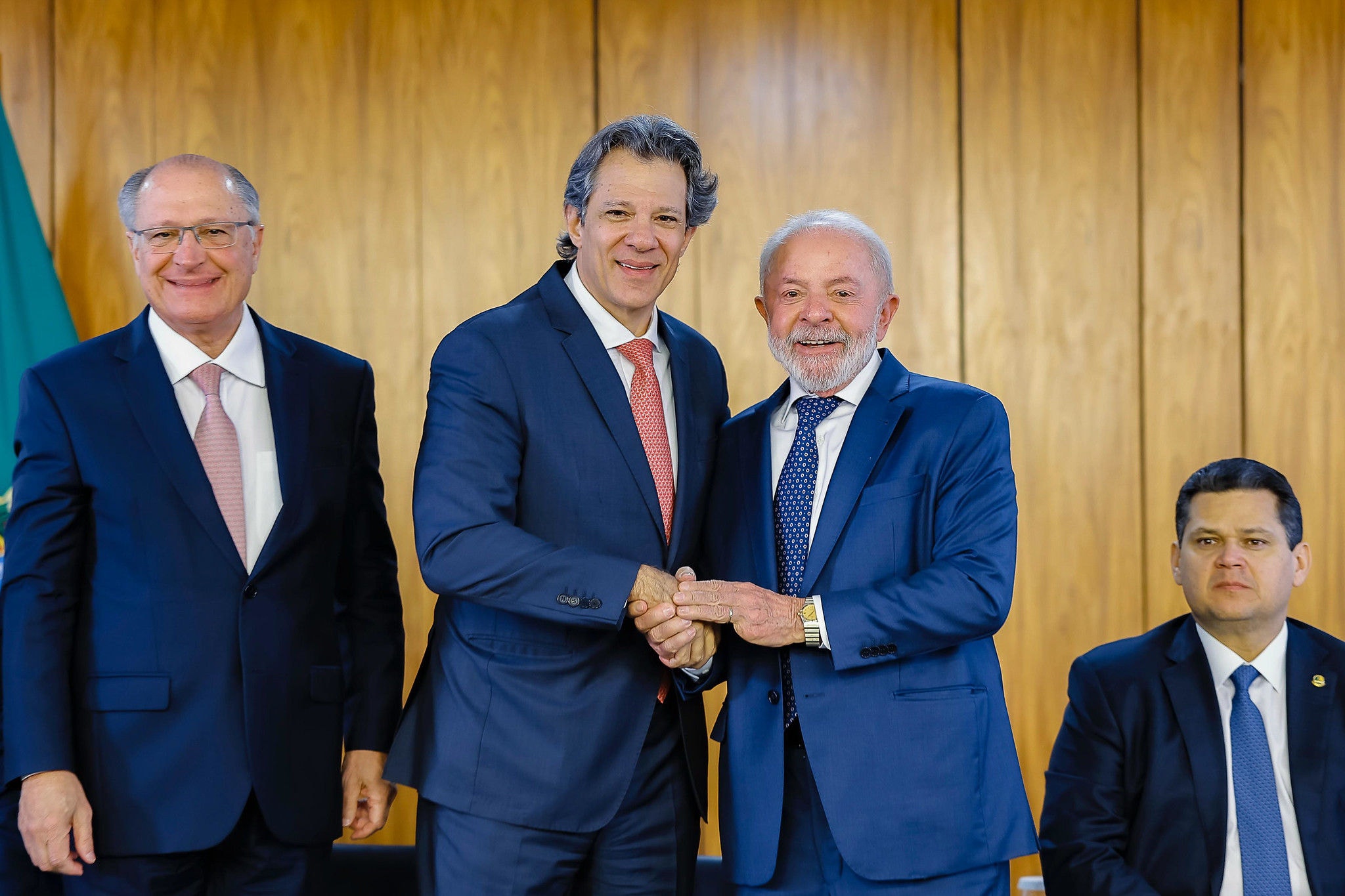 Geraldo Alckmin, Fernando Haddad, Lula e Alcolumbre, durante cerimônia de assinatura da Medida Provisória “Brasil Soberano”, no Palácio do Planalto