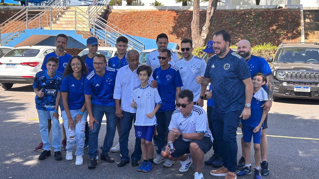 Torcedores cercam o ídolo Dirceu Lopes em treino na Toca da Raposa
