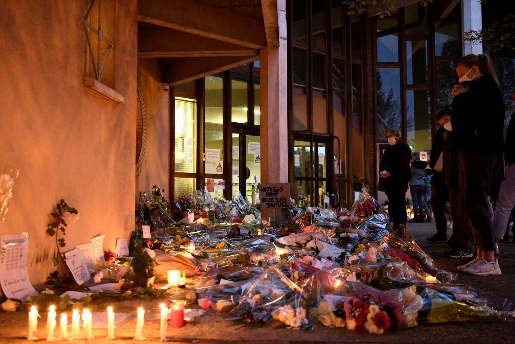 Velas, flores e cartões são deixados como homenagem ao professor Samuel Paty, no local onde ele foi assassinado na França