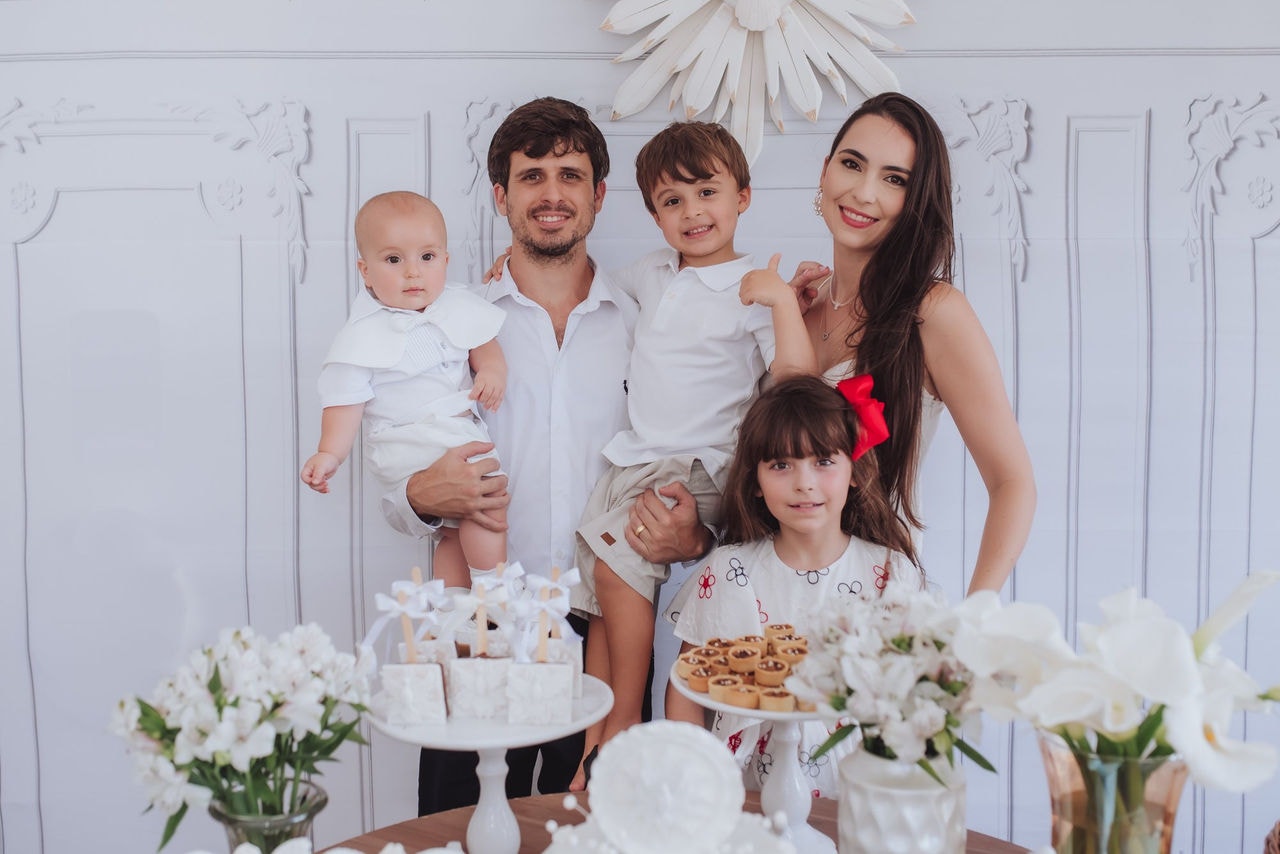 Natural de Resplendor, na região do Vale do Rio Doce, Thales Dutra Caús, tem 34 anos e celebra a conquista ao lado da esposa e dos filhos