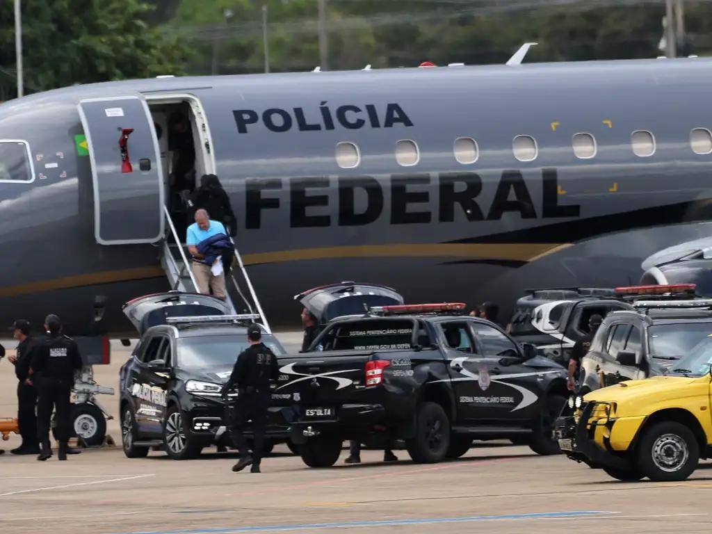 Avião da PF chega a Brasília com os três suspeitos presos no caso Marielle Franco