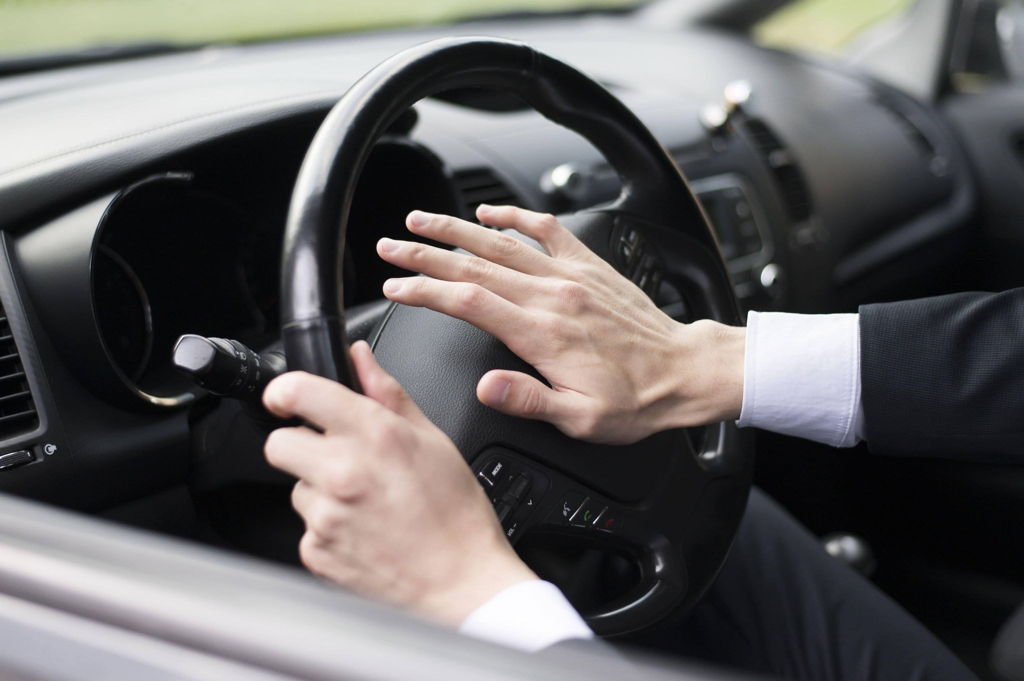 Carro sem buzina funcionando pode render multa mais cara que o conserto do equipamento