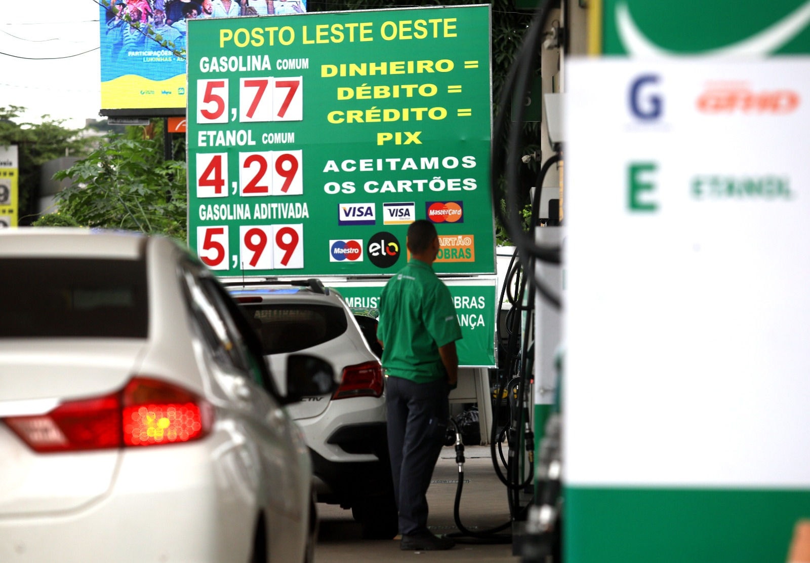 Distribuidores e revendedores não estariam repassando reduções dos preços praticados nas refinarias