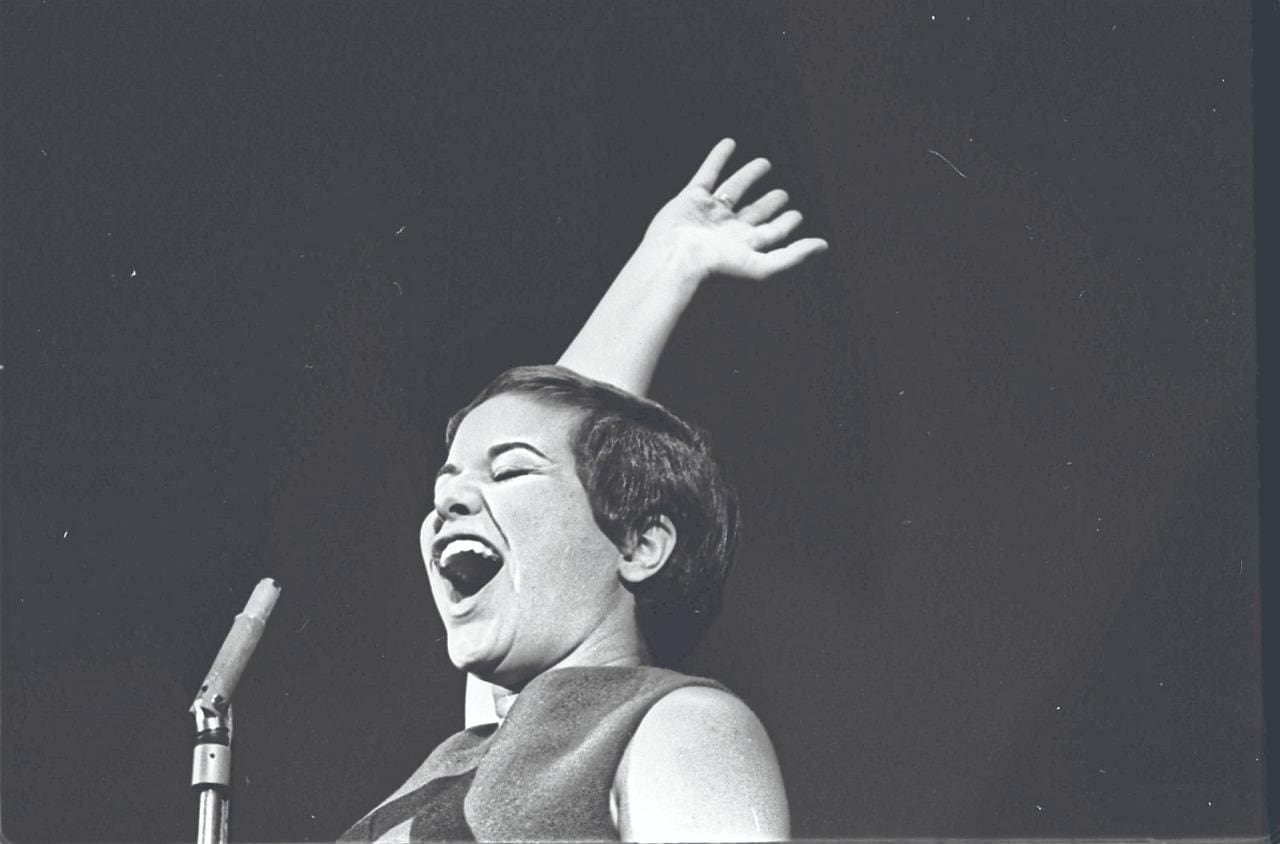 Elis Regina passou como um furacão, deixando uma potente marca na música brasileira