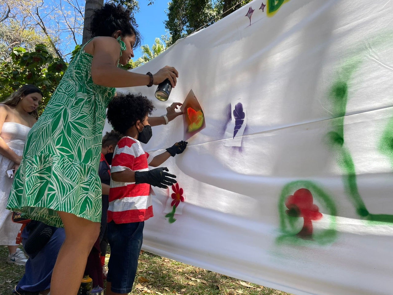Oficina com tinta spray e stencil atrai dezenas de crianças no Parque Municipal