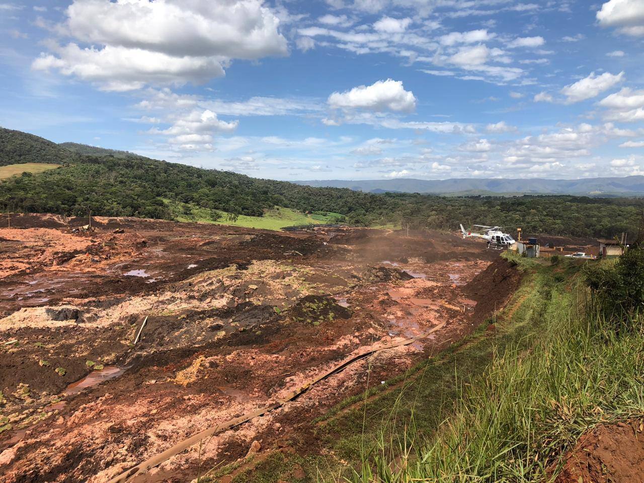 Imagens mostram destruição na Mina do Feijão, Brumadinho, onde uma barragem da Vale se rompeu na tarde desta sexta-feira (25)