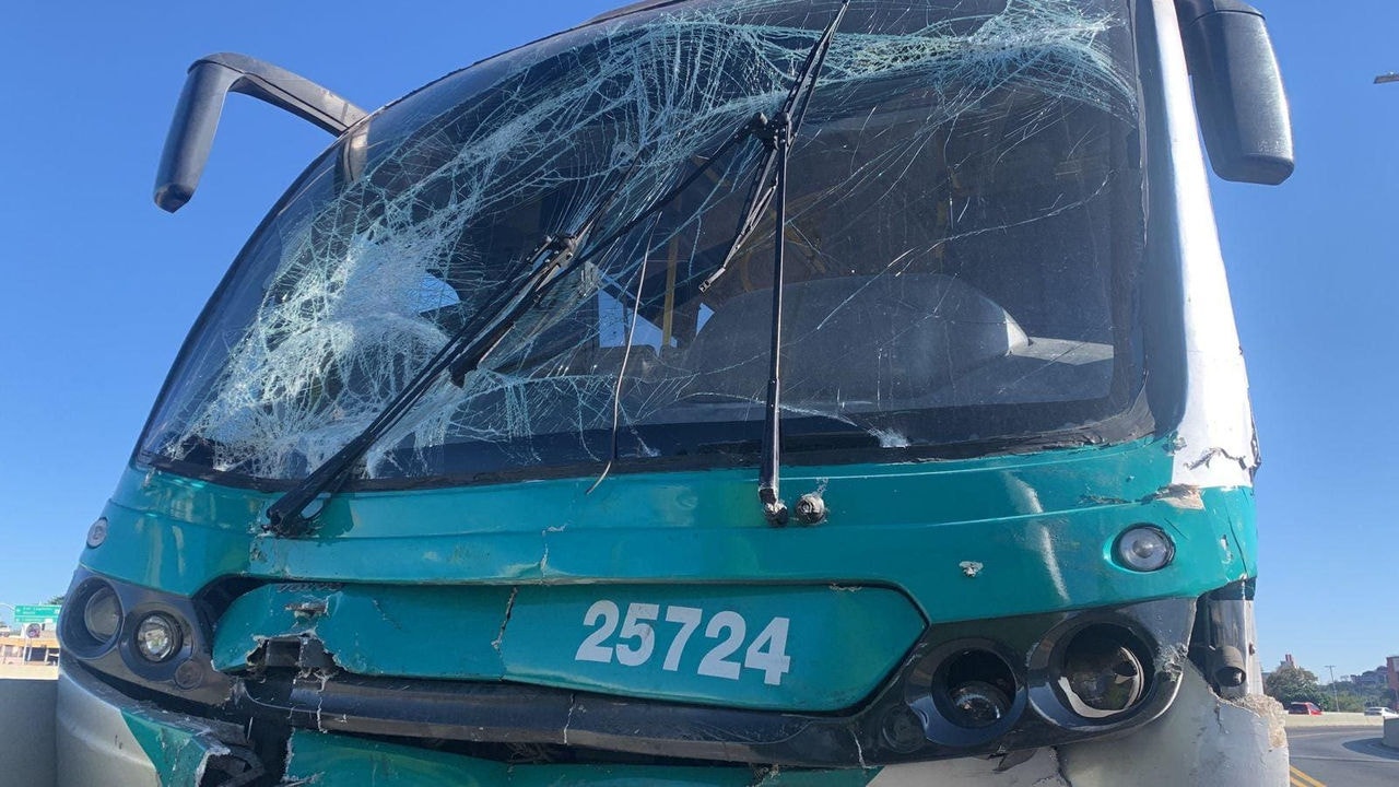 Acidente entre ônibus da linha Move interditou o trânsito no Complexo da Lagoinha