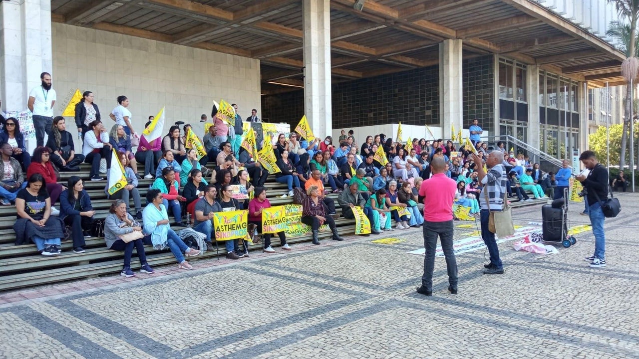 Imagem mostra manifestantes na Praça da Assembleia, em Belo Horizonte