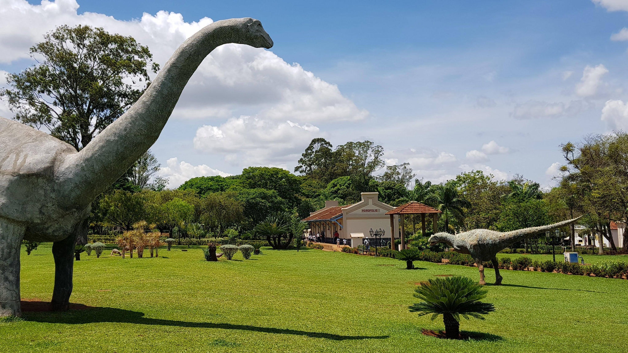 Uberabatitan em primeiro plano, compõe, com o abelissauro, o jardim do Museu dos Dinossauros, em Peirópolis, bairro rural de Uberaba (MG)
