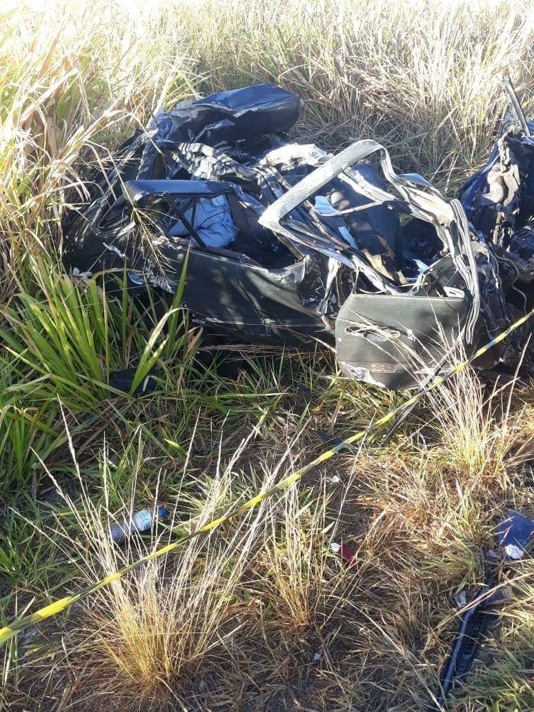 Carro de passeio bateu de frente com carreta na MGC-452, em Uberlândia, e jovens morrem na hora