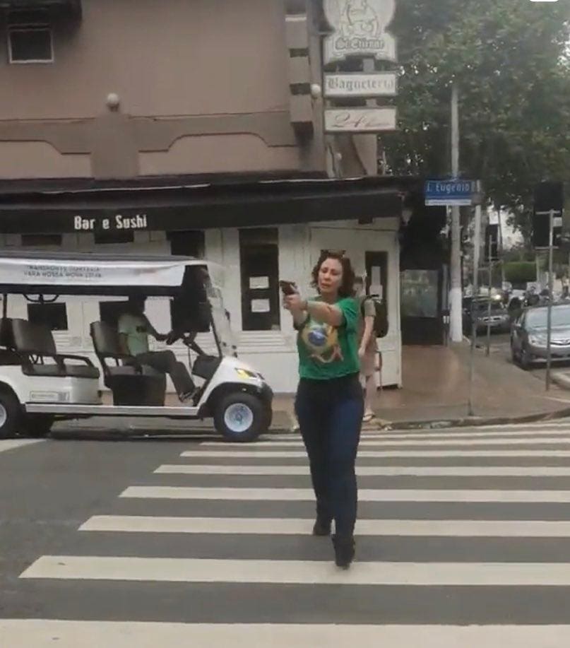 A deputada federal Carla Zambelli (PL-SP) foi filmada apontando arma para homem à véspera da eleição de 2022