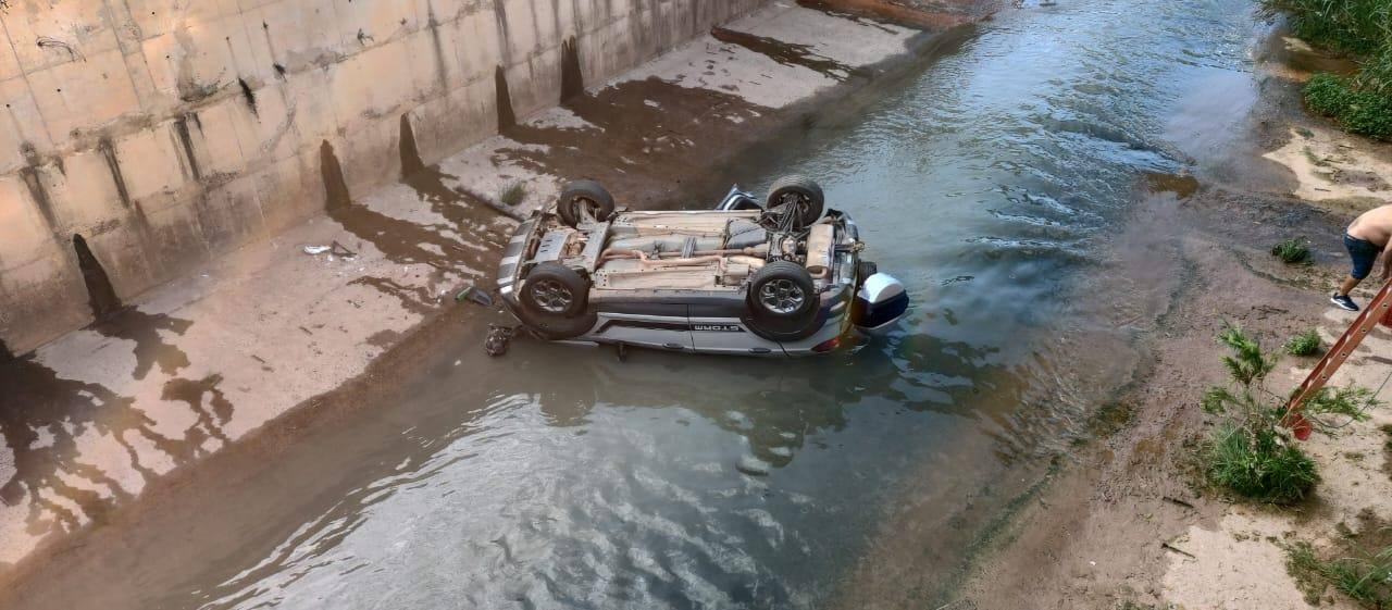O carro caiu de altura de cerca de cinco metros dentro do canal de um córrego que corta a via