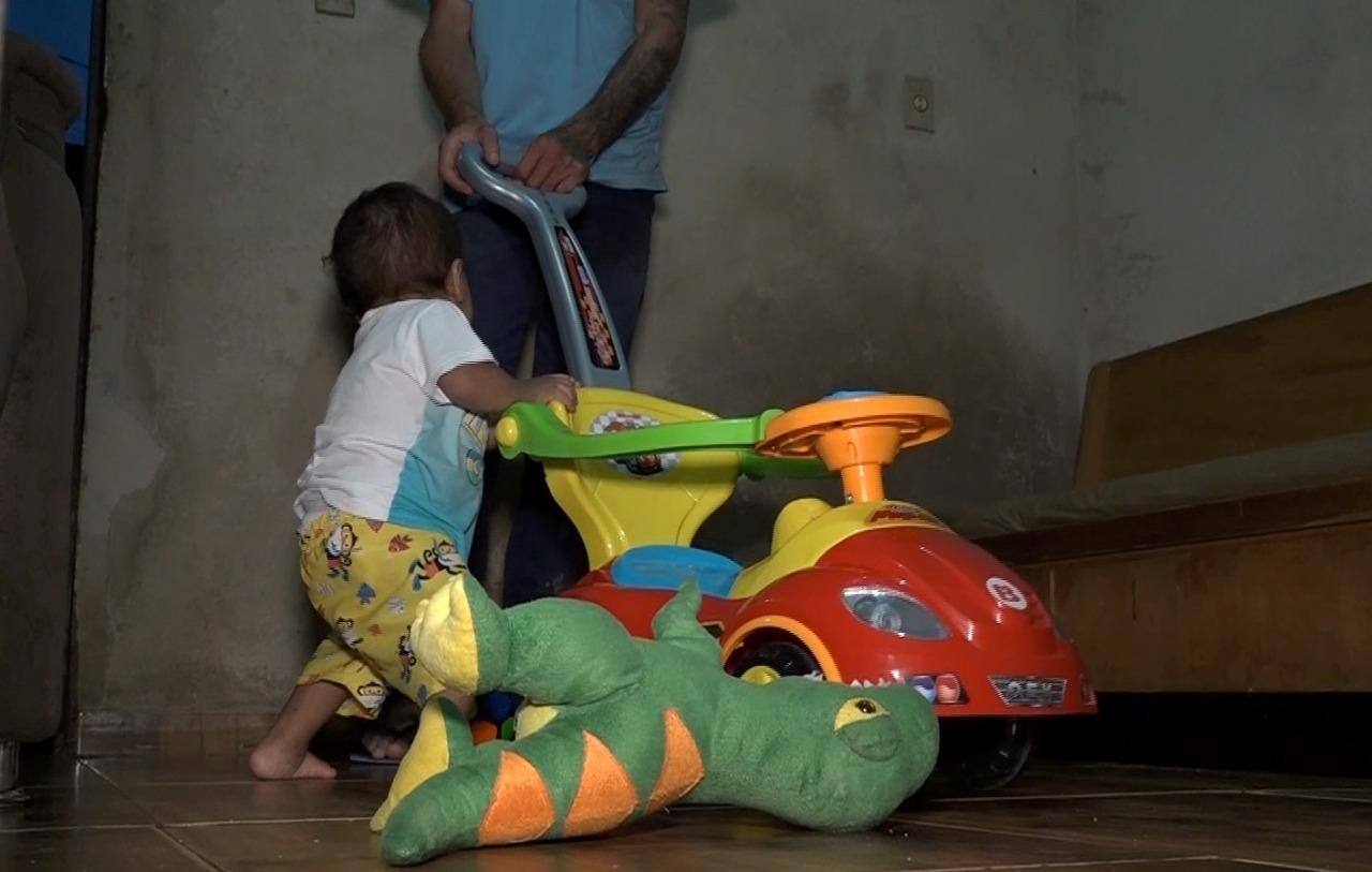 Josué Amorim Rodrigues, de 2 anos, aguarda cirurgia para tratamento de pé torto congênito