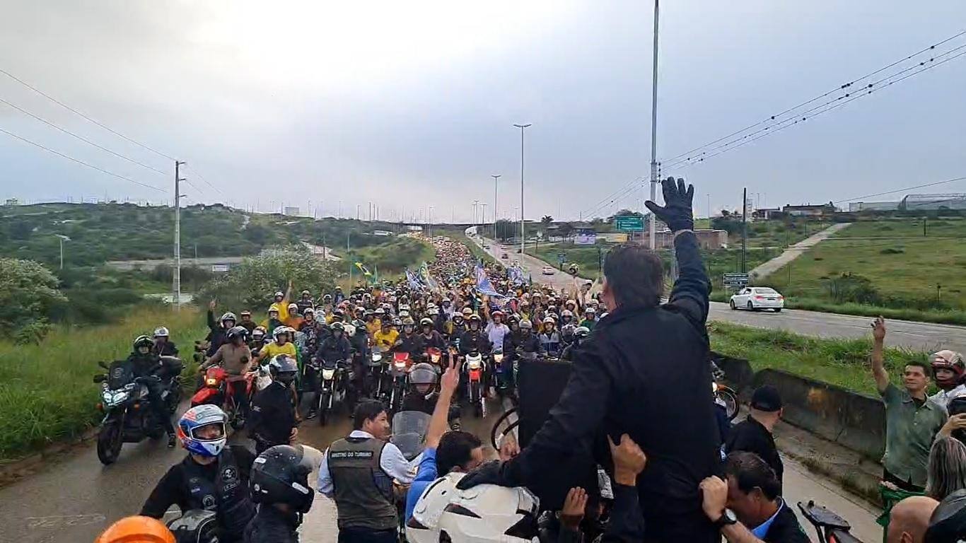 Presidente Jair Bolsonaro (PL) promove motociata com apoiadores em Caruaru, município de Pernambuco, nesta quinta-feira (23)