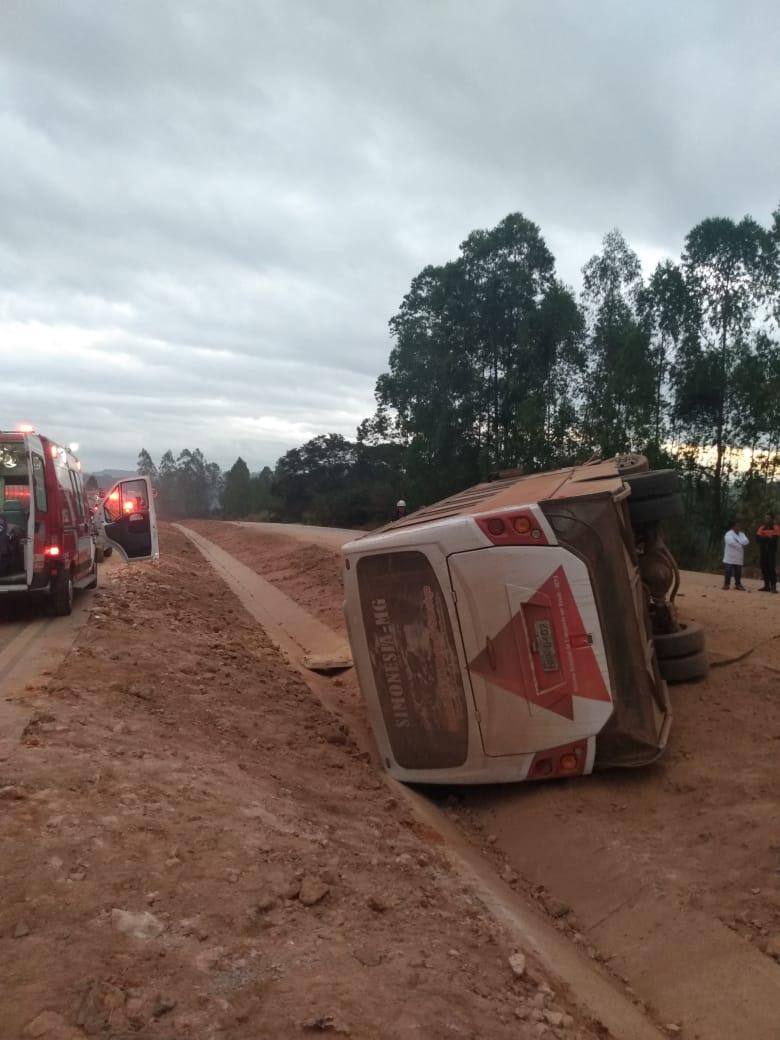 Após o acidente, as vítimas foram resgatadas e o veículo retirado da pista para que o trânsito fosse liberado