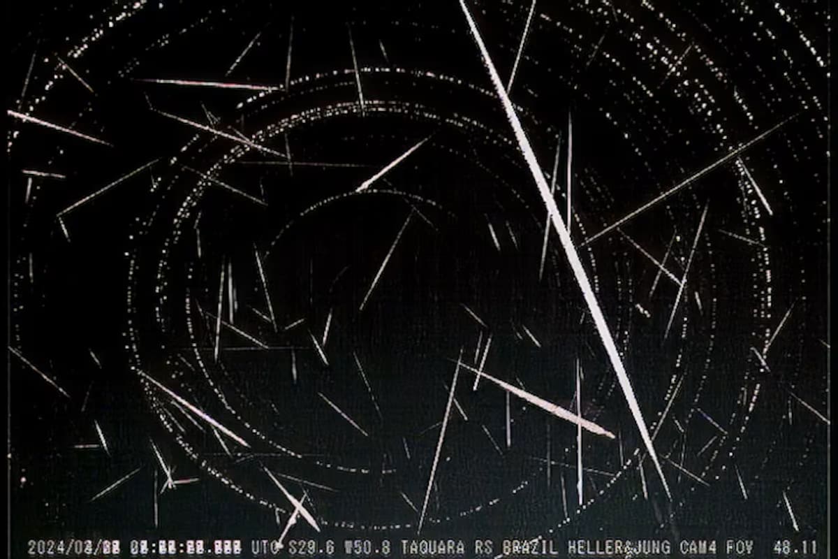 Sobreposição de imagens de chuva de meteoros registradas entre 29 de março e 11 de abril