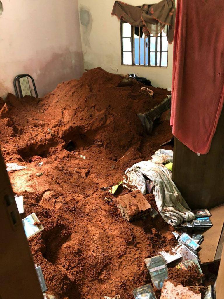 Encosta forçou a parede do quarto em que as vítimas dormiam