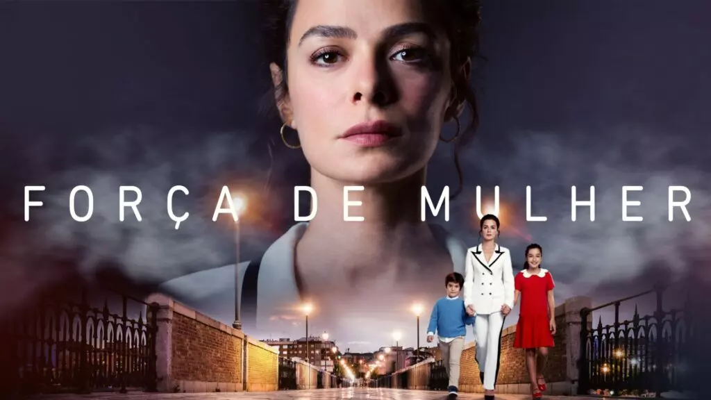 Bahar, personagem da novela Força de Mulher, com seus filhos