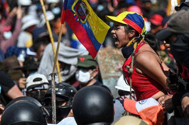 Manifestante grita durante protesto na região central de Quito, nesta quinta-feira