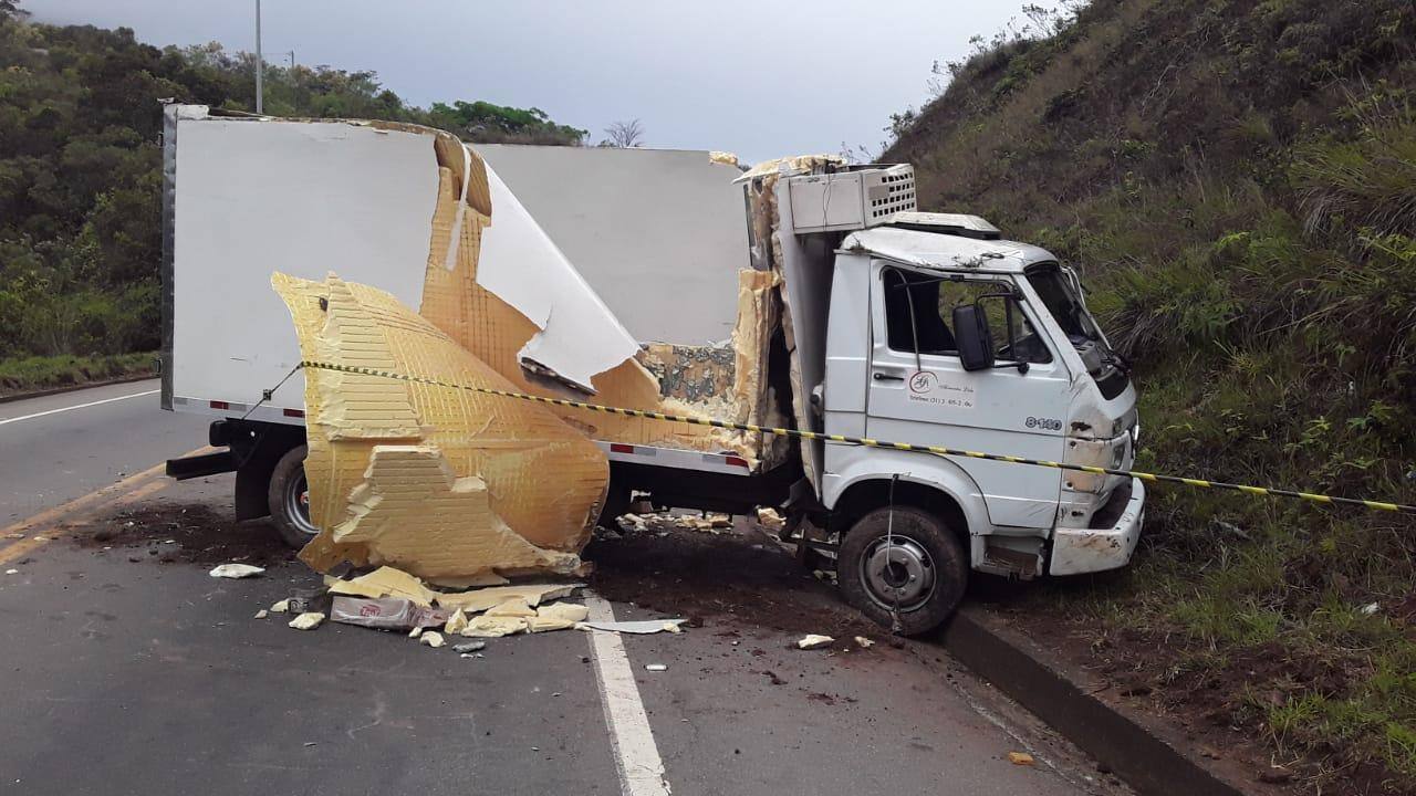 Caminhão capota na BR 356