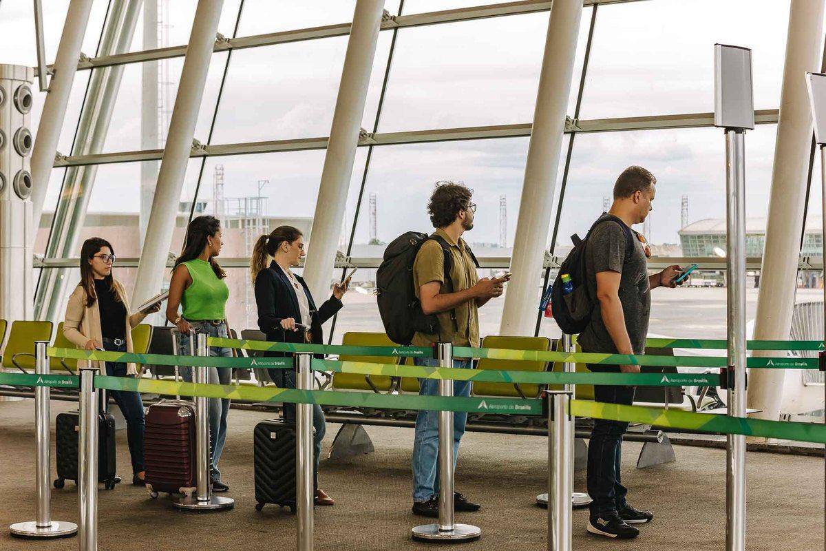 Passageiros no Aeroporto de Brasília: Márcio França confirmou a participação das empresas Latam, Gol e Azul e ressaltou que o programa vai resultar em novos voos