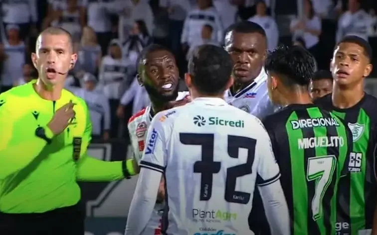 Jogadores do Operário-PR denunciam injúria racial do meia do América-MG (Foto: Reprodução/Disney+)