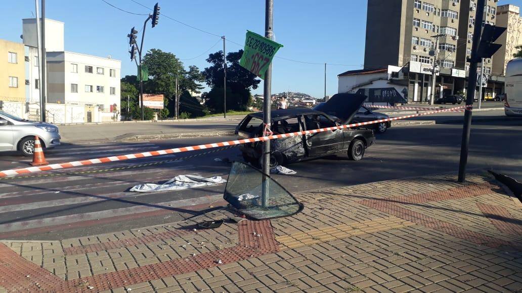Veículo Fiat Uno bateu em um poste entre as avenidas Pedro I e General Olímpio Mourão Filho