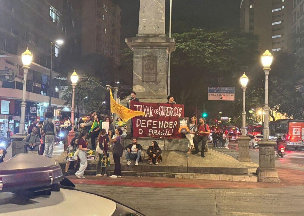 Manifestantes ocupam o pirulito da Praça Sete, cartão-postal de Belo Horizonte  