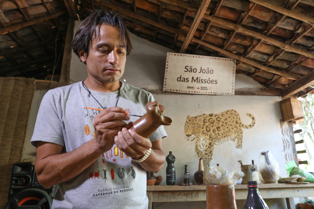 O ceramista Nei Xakriabá retrata a identidade indígena em suas peças