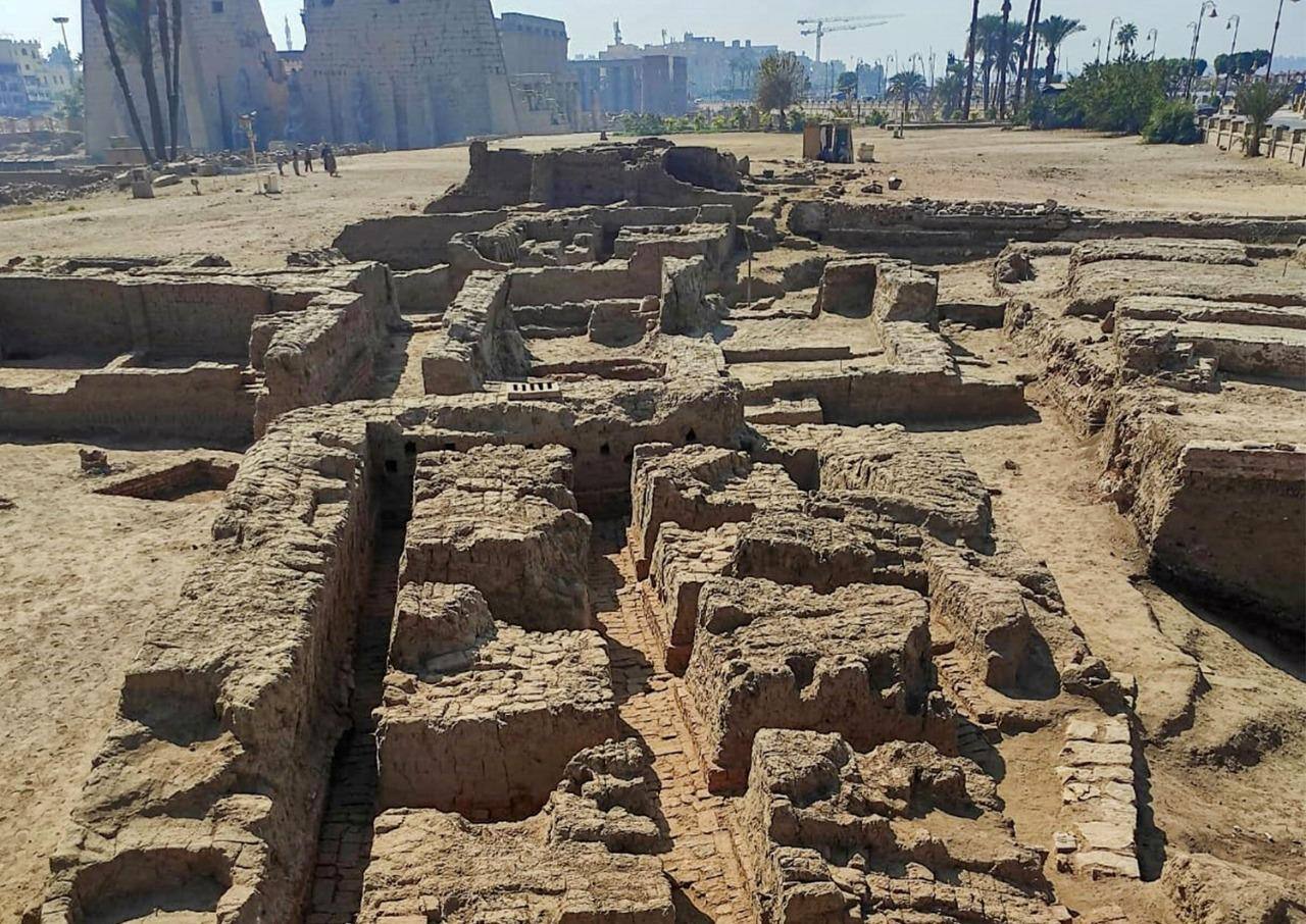 Foram encontrados oficinas metalúrgicas com diversos utensílios e moedas romanas de cobre e bronze