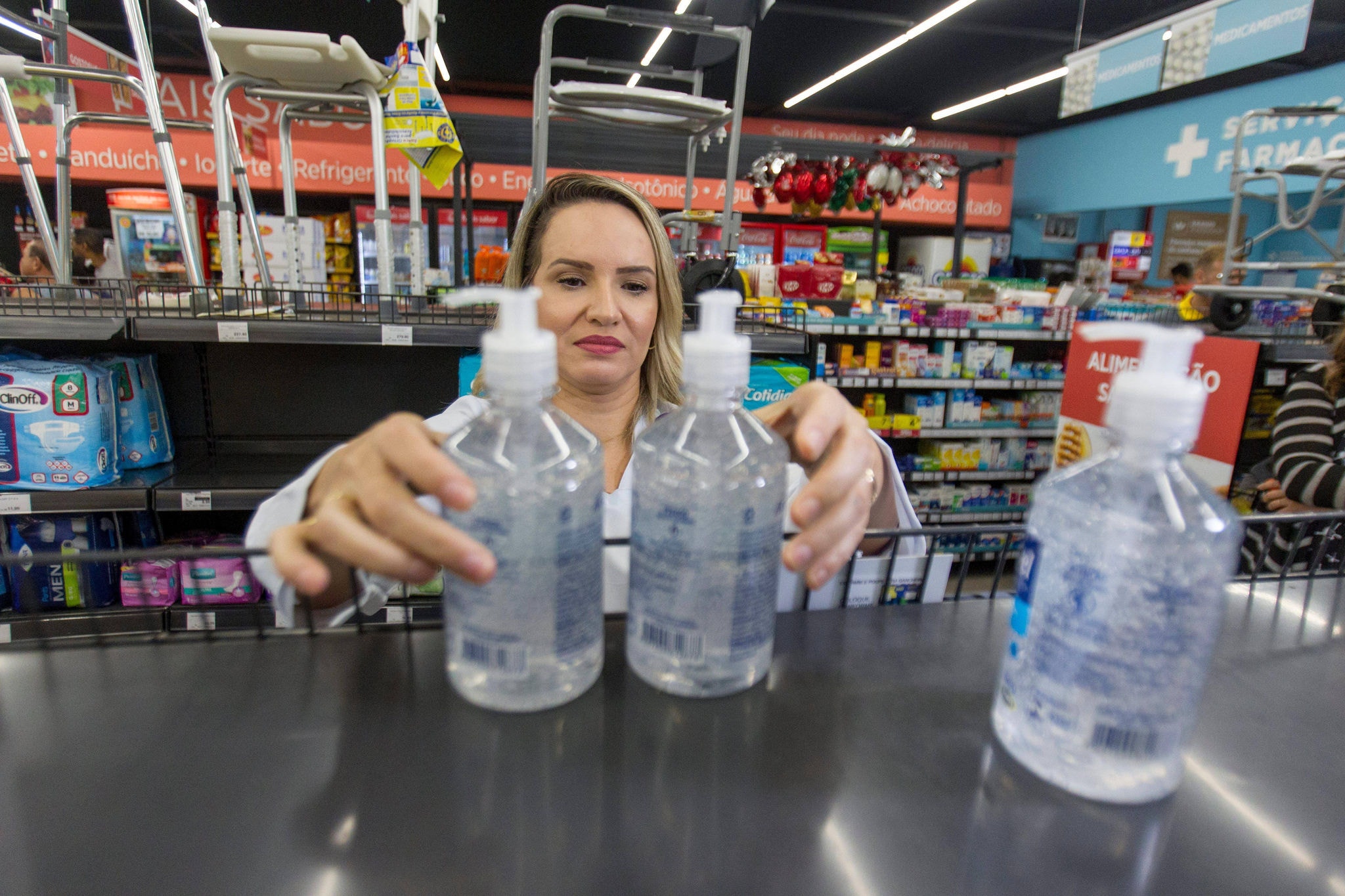 Vidros maiores de álcool em gel já começam a faltar nas farmácias de Belo Horizonte devido à grande procura