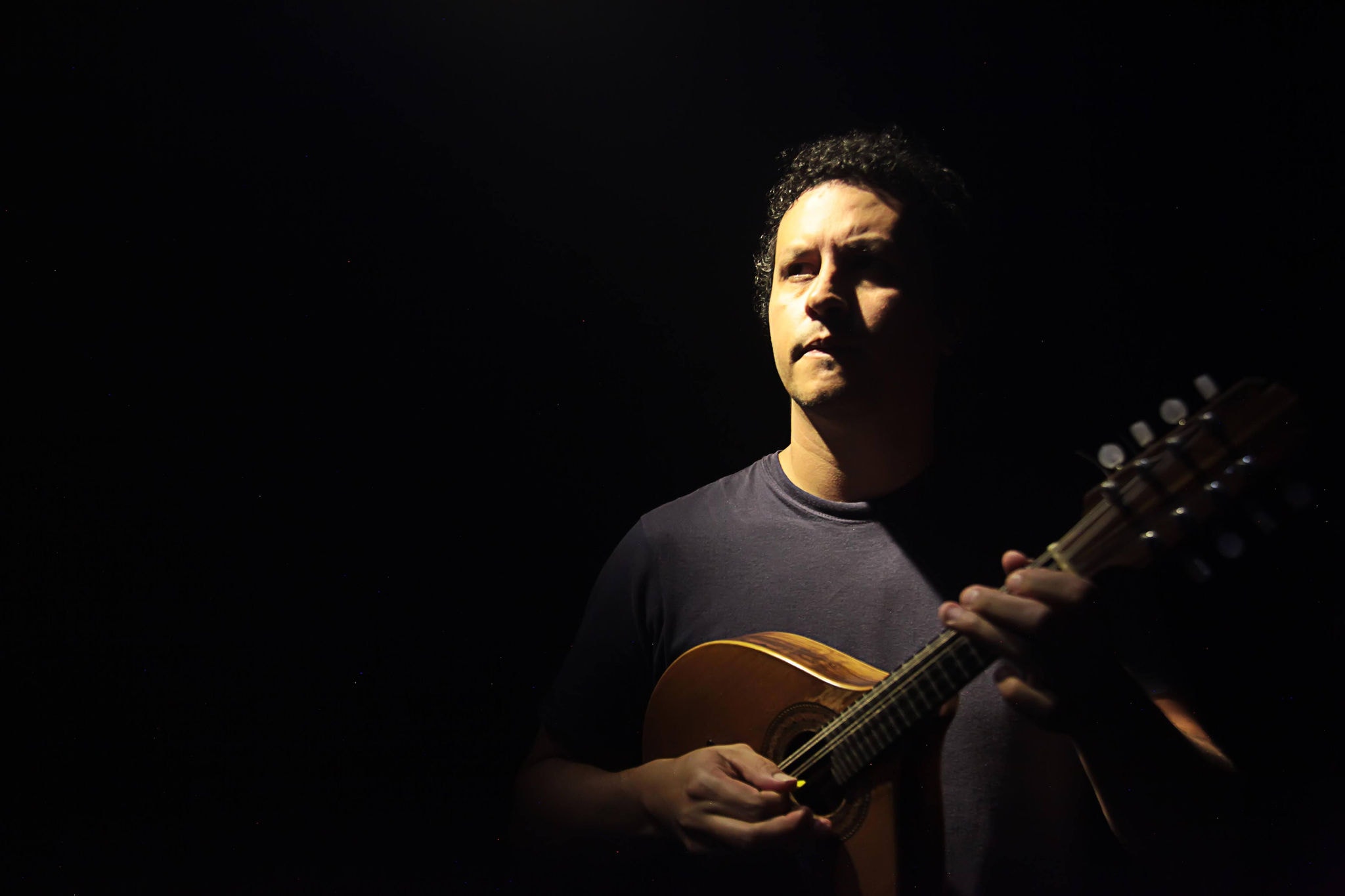 O compositor e bandolinista Marcos Frederico se apresenta nesta sexta (6) na CASA - Centro de Arte Suspensa & Armatrux