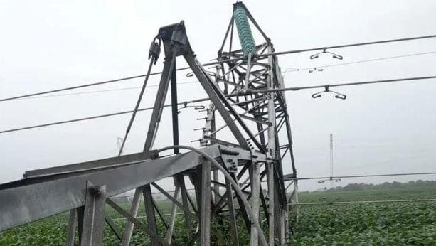 Uma das torres de transmissão de energia elétrica derrubadas logo após os atos criminosos de 8 de janeiro
