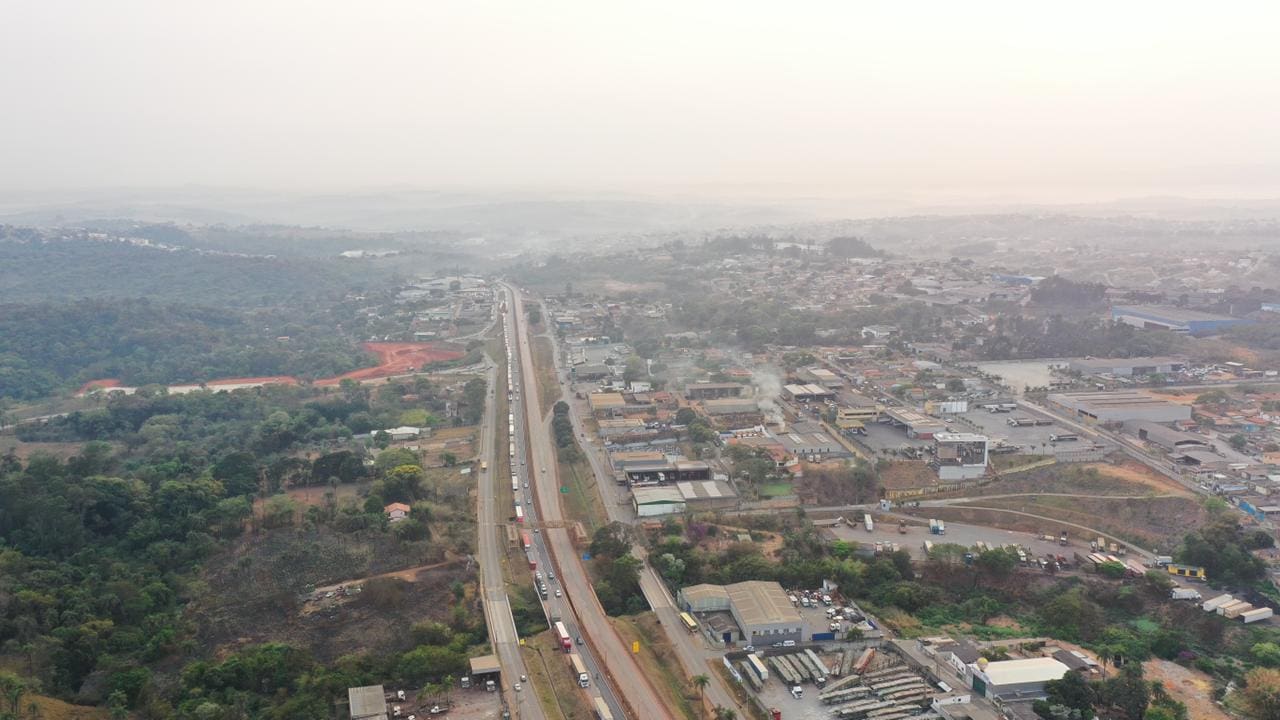 Fila de caminhoneiros que protestam na BR-381