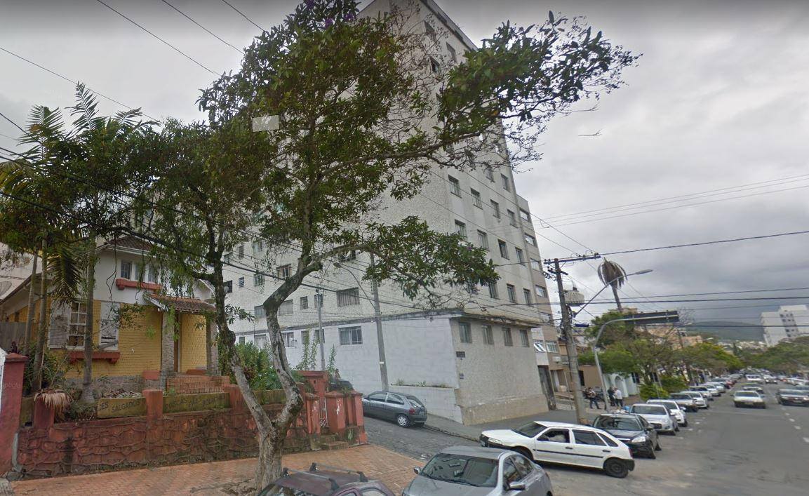 Bombeiros precisaram fazer rapel em prédio