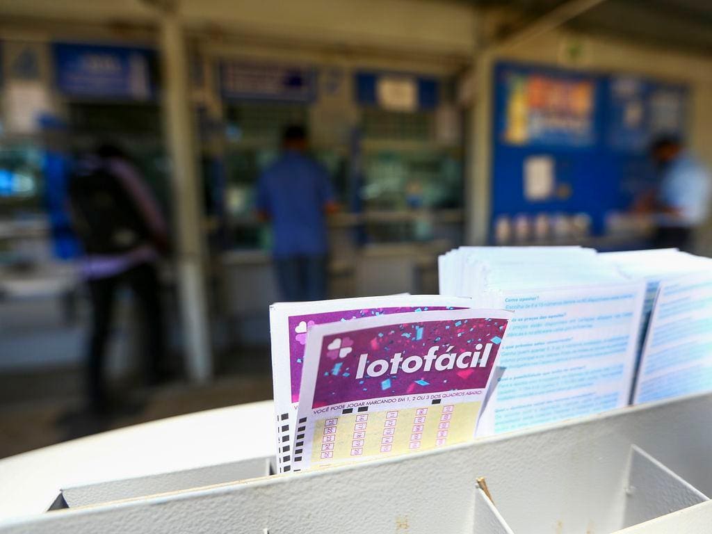 O apostador precisa acertar entre 11 e 15 números para ganhar algum prêmio na Lotofácil