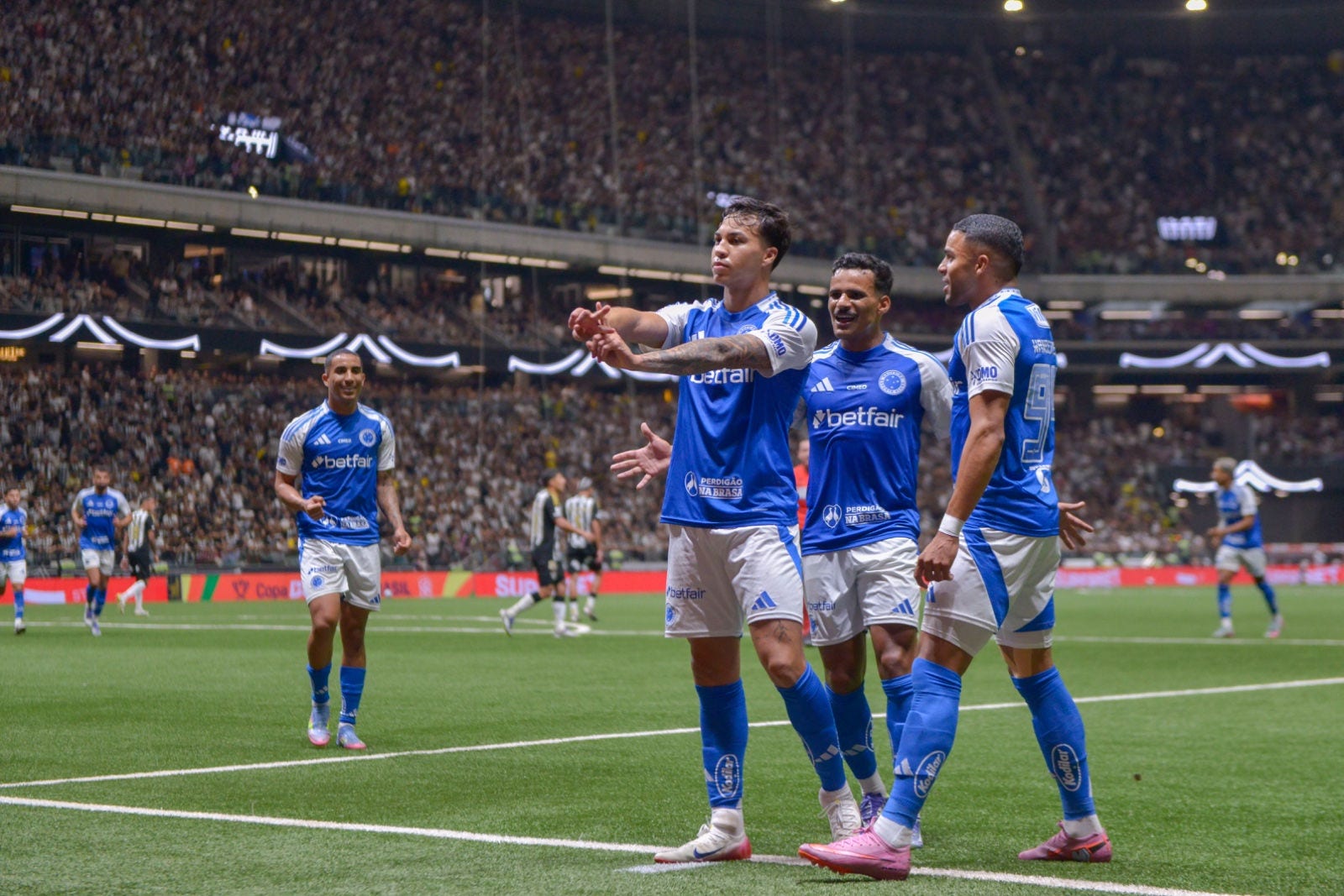 Cruzeiro larga na frente em quartas de final da Copa do Brasil
